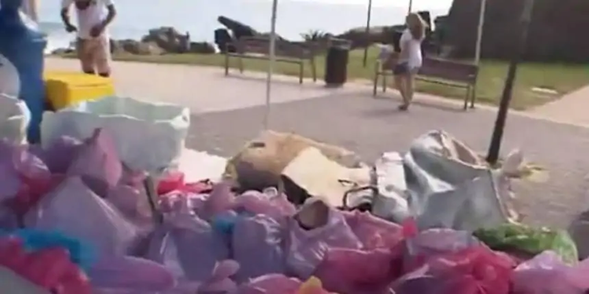 Mais de uma tonelada de lixo é recolhida nas praias de Salvador; quatro carcaças de barcos foram tiradas da areia
